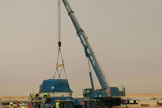 福建通港500千伏變電工程啟動構(gòu)架吊裝