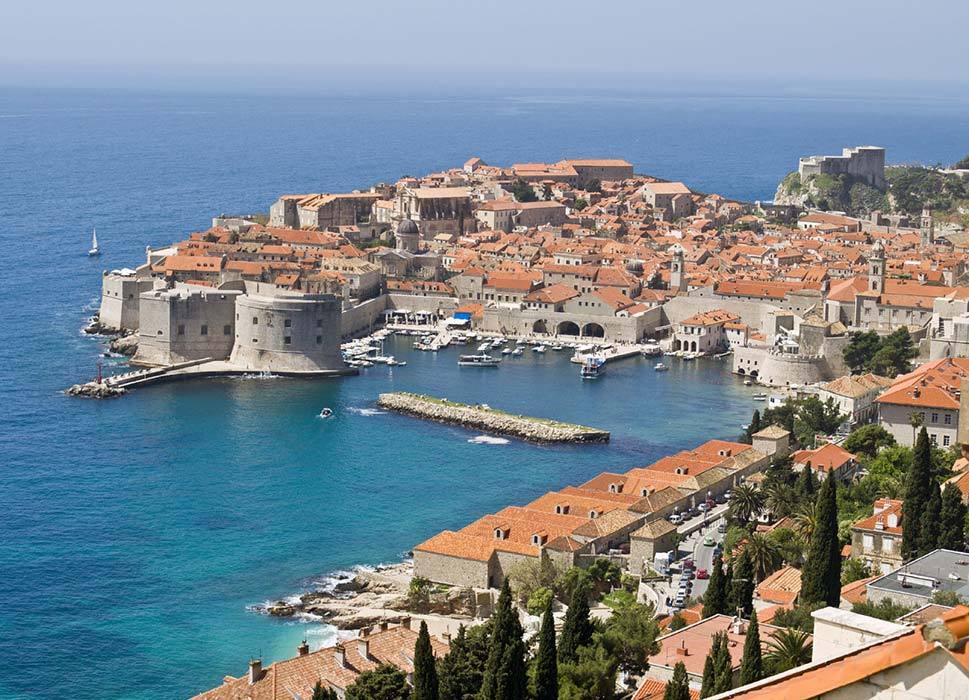 2018年?yáng)|南歐能源行業(yè)主要行業(yè)（固體燃料，天然氣，石油和石油產(chǎn)品，電力）剖析