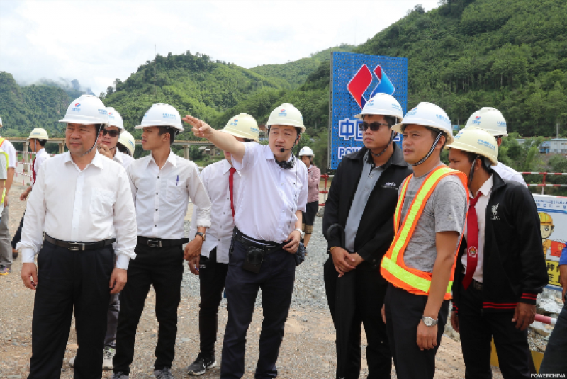 老撾當?shù)卮髮W師生到南歐江水電站參觀學習