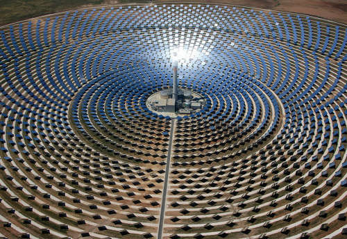 中國(guó)太陽能公司在阿聯(lián)酋市場(chǎng)首次亮相