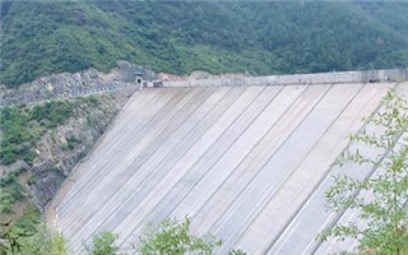 盂溪水庫(kù)壩頂防浪墻澆筑完成