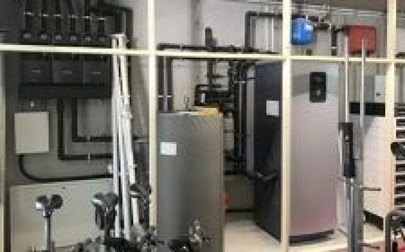 獨(dú)立式住宅，配有太陽(yáng)能電池和地?zé)峥照{(diào)