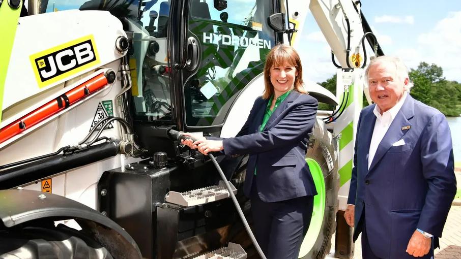 英國財(cái)政大臣考察JCB氫能發(fā)動(dòng)機(jī)項(xiàng)目 見證1億英鎊投資進(jìn)展