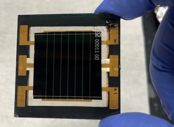 NREL、CubicPV 鈣鈦礦微型太陽能組件效率達 24%