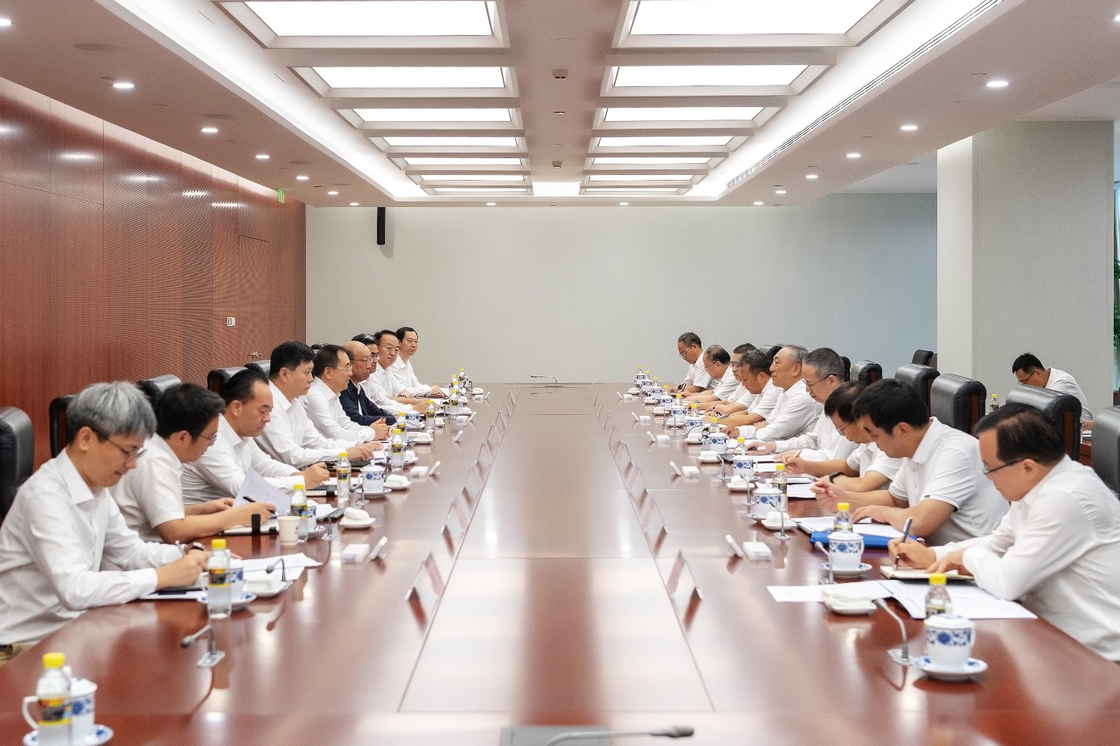 鄒磊會見中國煤炭地質(zhì)總局黨委書記賈春曲