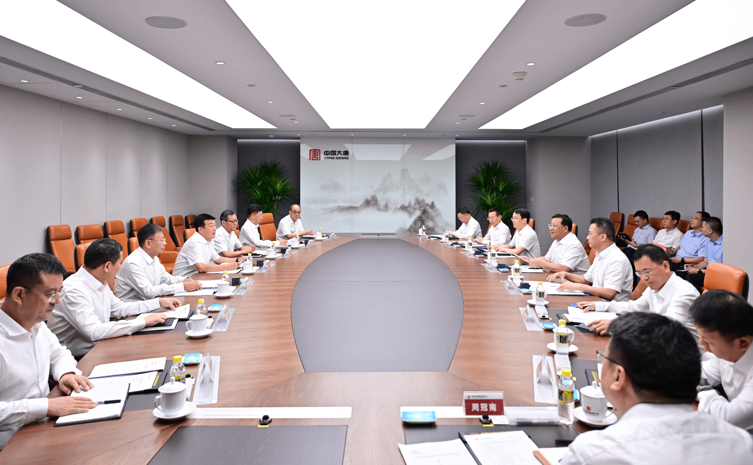 中國(guó)大唐董事長(zhǎng)呂軍與中國(guó)鐵建董事長(zhǎng)戴和根會(huì)談