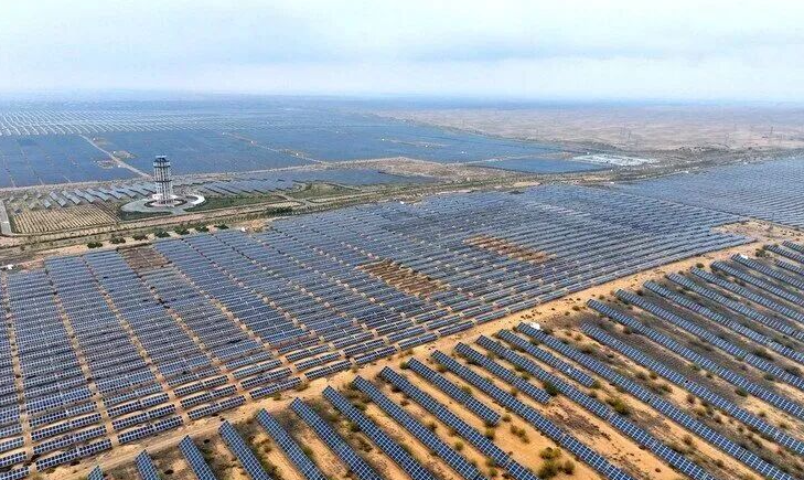 庫布其沙漠達(dá)拉特光伏電站推進(jìn)生態(tài)治理與能源轉(zhuǎn)型