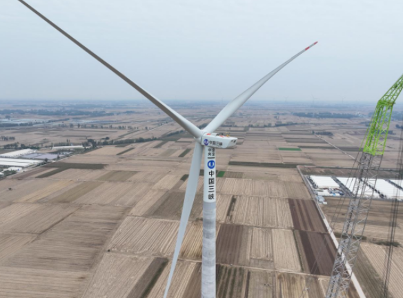 中國(guó)山東莘縣312.5兆瓦風(fēng)電項(xiàng)目首座風(fēng)機(jī)順利吊裝