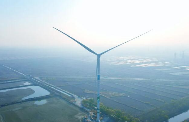 華潤寶坻風(fēng)電項目Ⅲ標(biāo)段首臺風(fēng)機(jī)吊裝完成