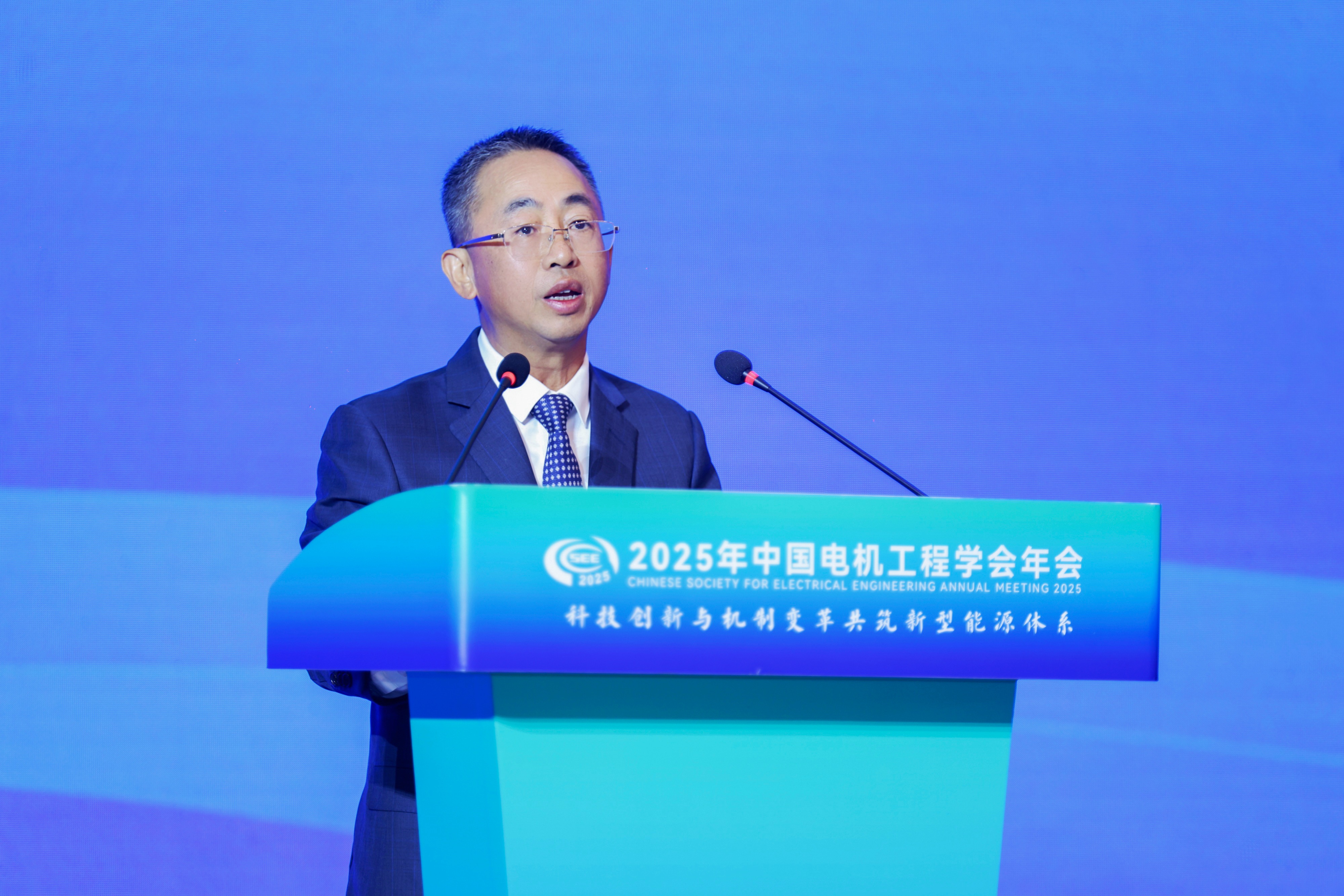 華為侯金龍：全場(chǎng)景構(gòu)網(wǎng)，光風(fēng)儲(chǔ)協(xié)同，推動(dòng)新能源成為主力電源